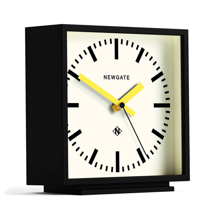 NEWGATE® Amp Schreibtisch Uhr | Quadratische bahnhofsuhr Design | Schwarzes gehäuse mit gelben zeige