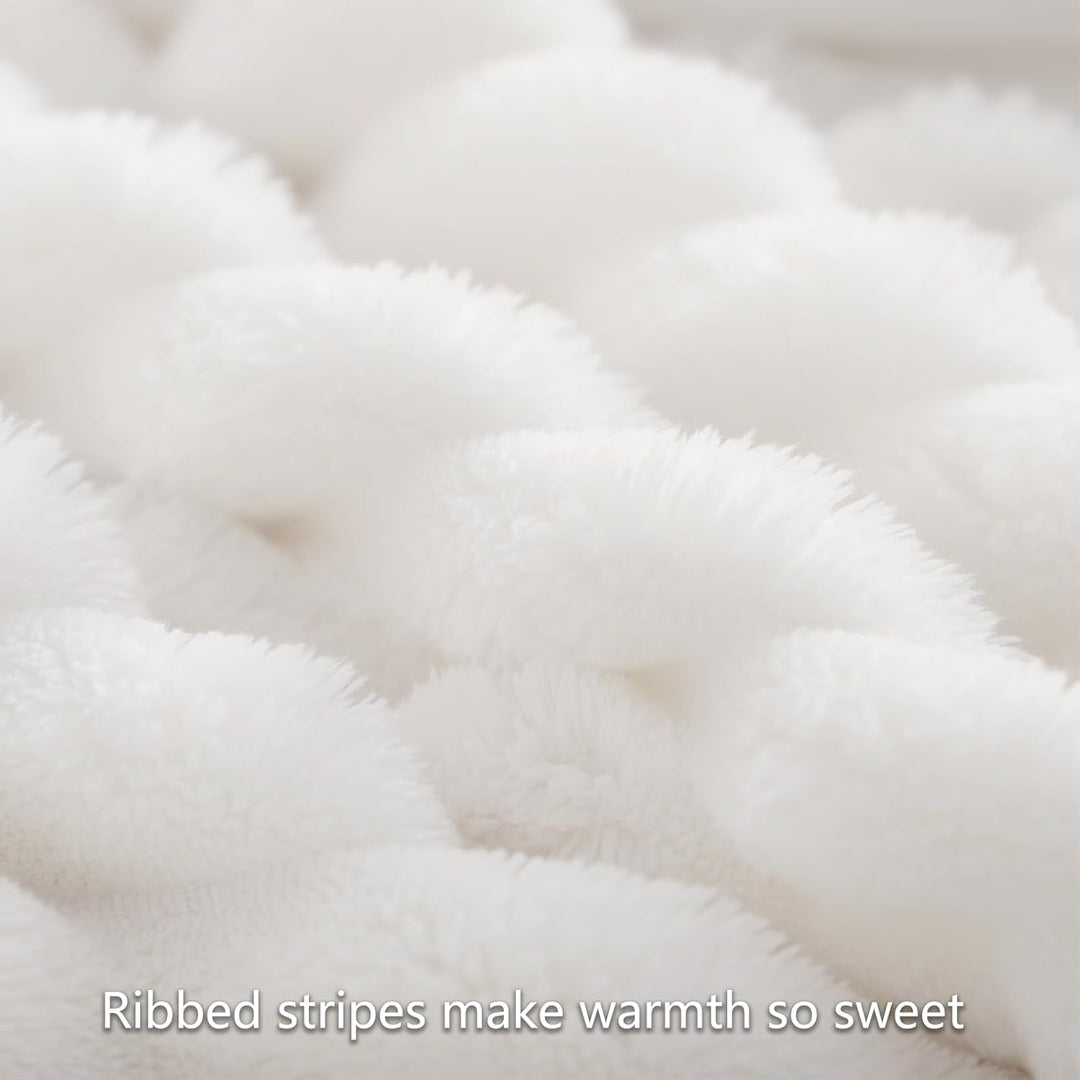 RUIKASI Kuscheldecke Flauschig Decke Weiss - 150x200cm Fleecedecke Sofadecke Couchdecke für Wohnzimm