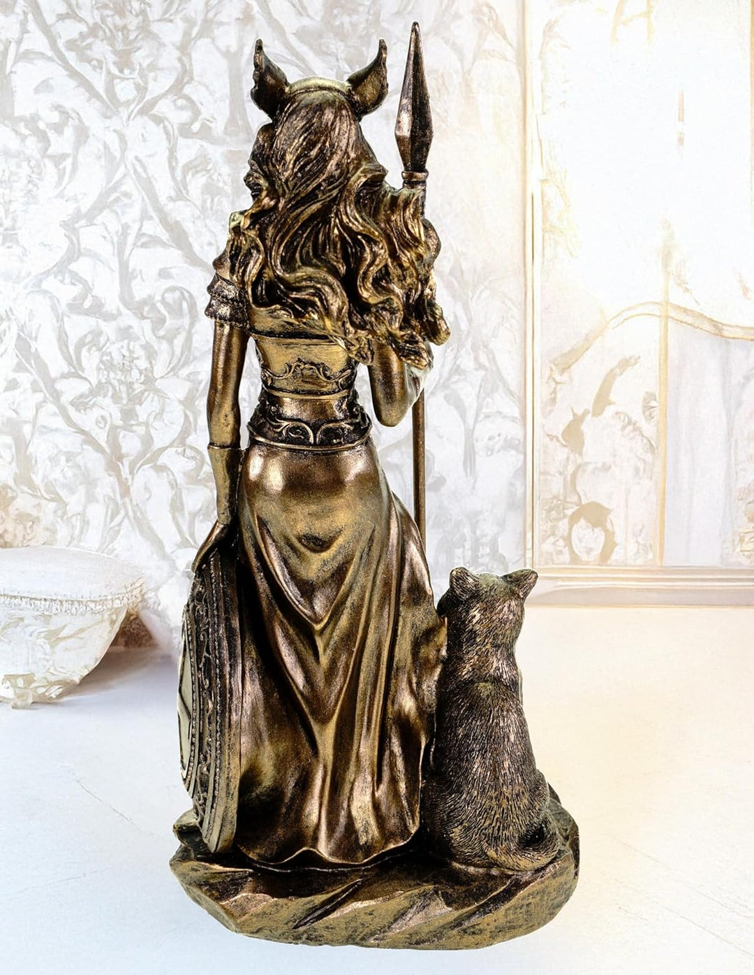 Kremers Schatzkiste germanische Göttin Freya in Rüstung mit Speer und Schild und Wildkatze Figur Odi