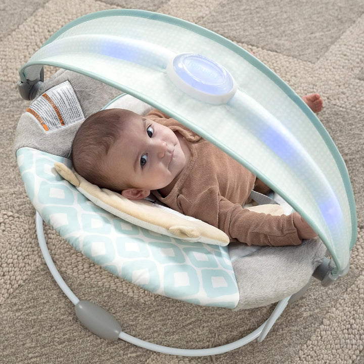 Ingenuity - InLighten Babywippe mit Lichtern, Kitt Bunny, Spielzeugleiste, Vibrationen, Geräuschen,