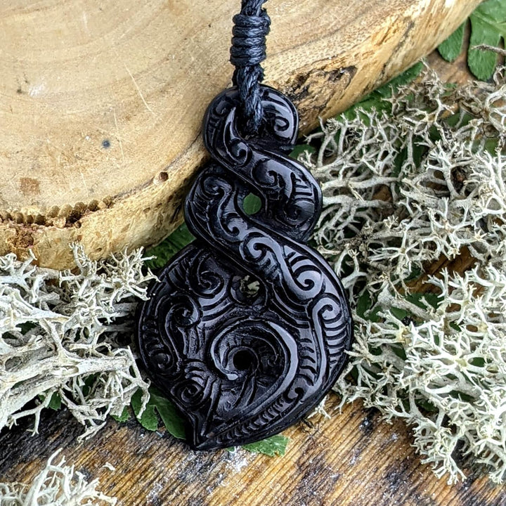 81stgeneration Unisex Geschnitzter Horn Gravierter Koru Moari Doppel Pikorua Anhänger Halskette