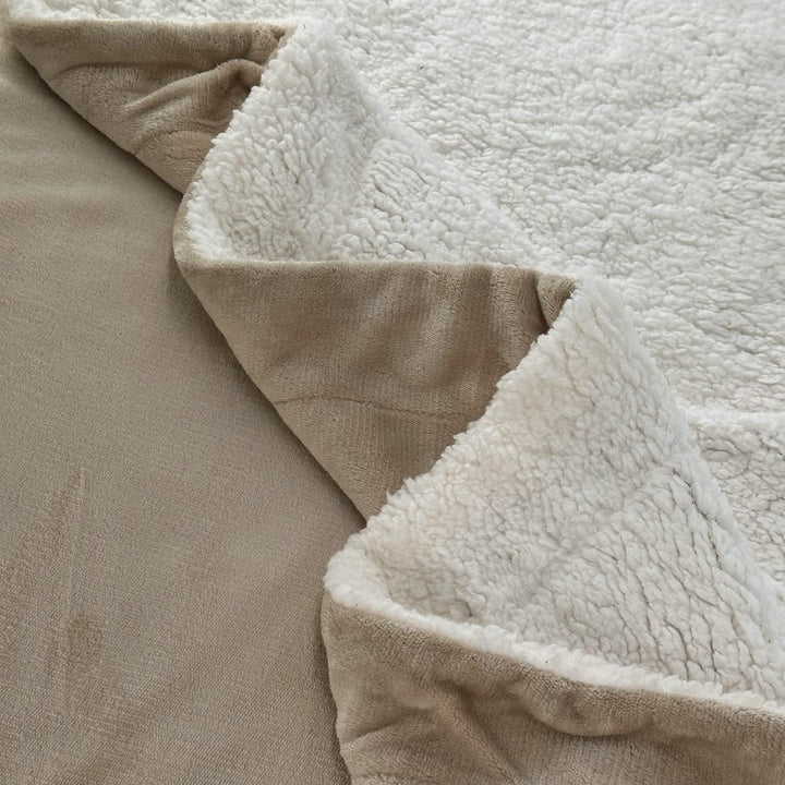 Euromat Sherpa Mikrofaserdecke, Flanell Kuscheldecke, Wohndecke, Bettüberwurf 150x200 cm (Beige), Be