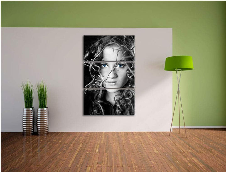 Sexy Girl mit ozeanblauen Augen vor Stacheldraht schwarz/weiss 3-Teiler Leinwandbild 120x80 Bild auf