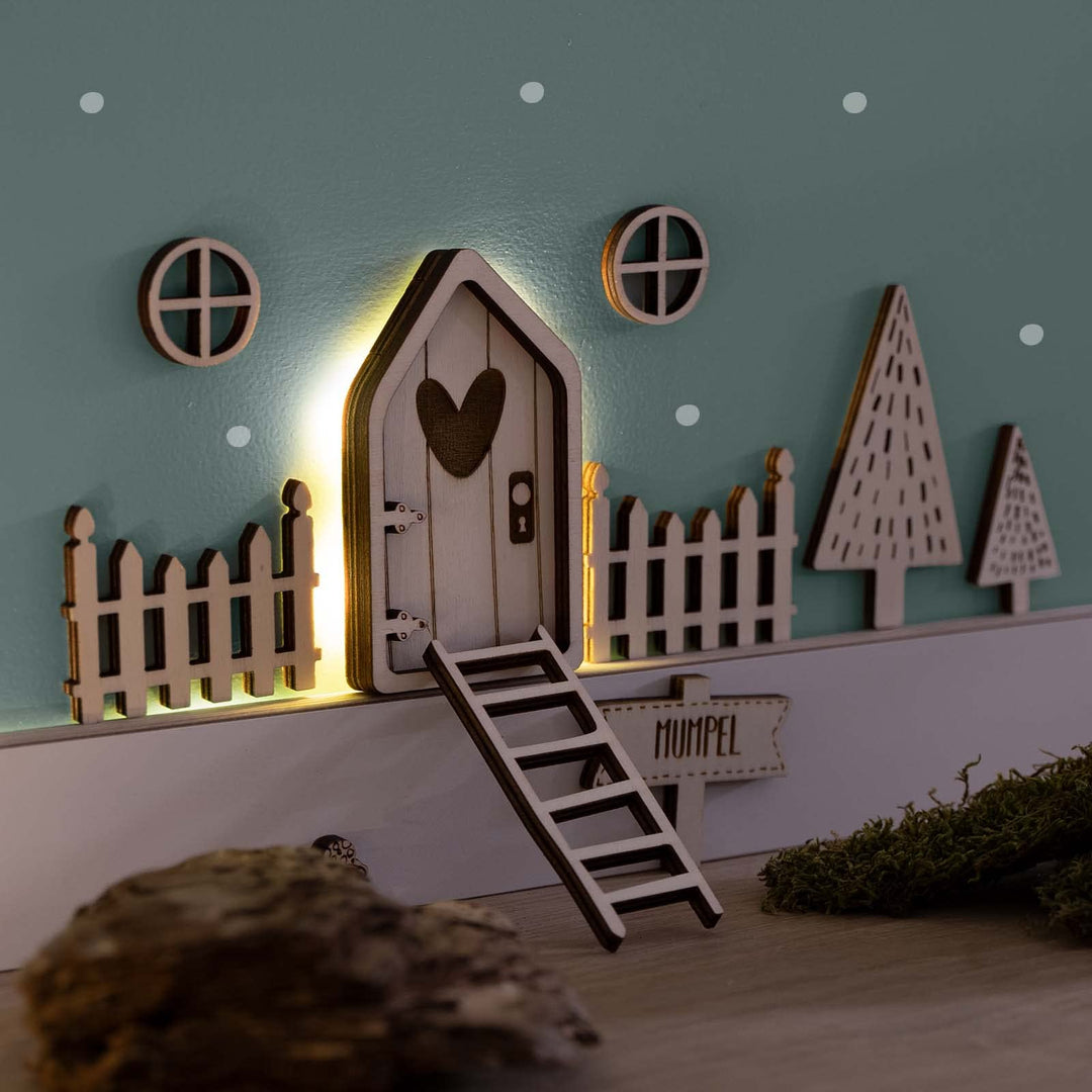 Beleuchtete Wichteltür Personalisiert Mit Zubehör | LED Lichterkette | Adventskalender zu Weihnachte