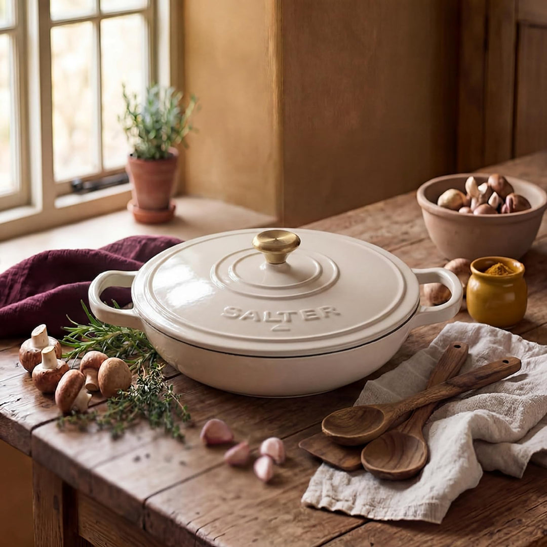 SALTER Chester Flacher Gusseisen-Auflauftopf – 30 cm Dutch Oven, Selbstschöpfender Deckel, Langlebig
