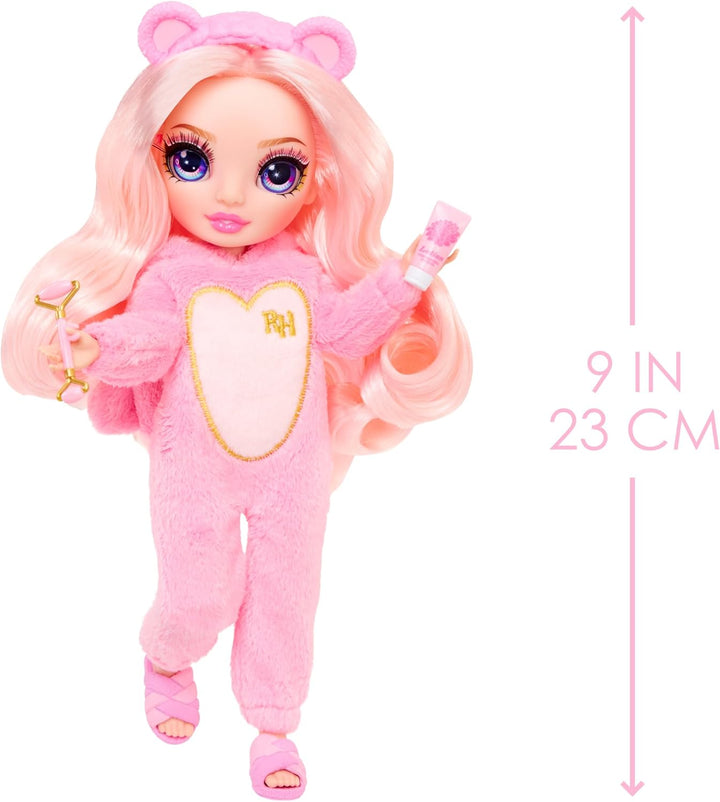 Rainbow High Junior High PJ Party - Bella (Pink) - 22 cm Puppe mit weichem Einteiler, Hausschuhen un