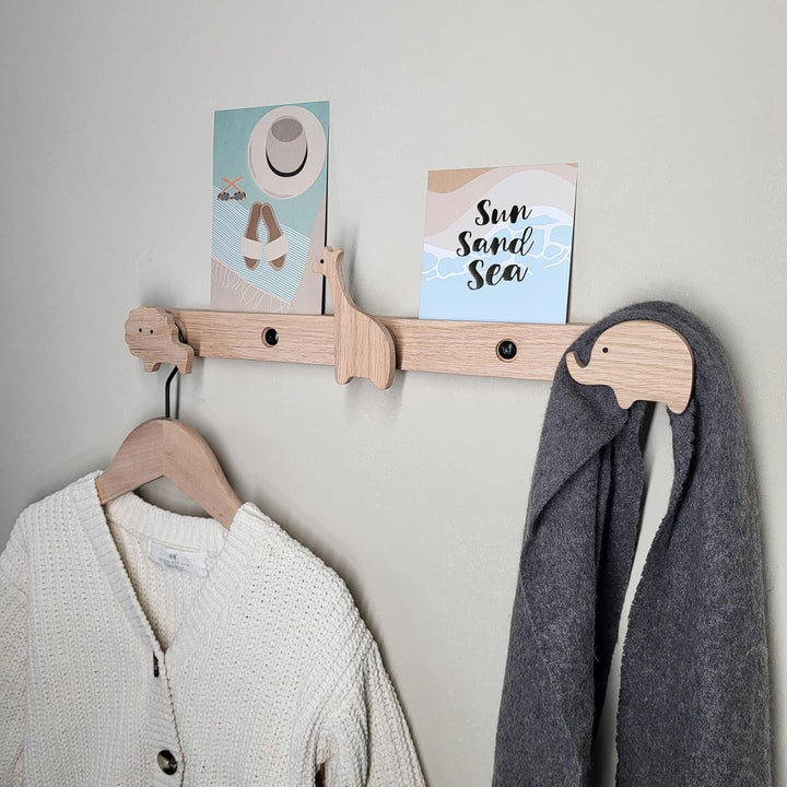 Kinder Garderobe aus massivem Eichenholz, Afrikanische Tiere, Wandgarderobe, Hakenleiste, Bilderleis
