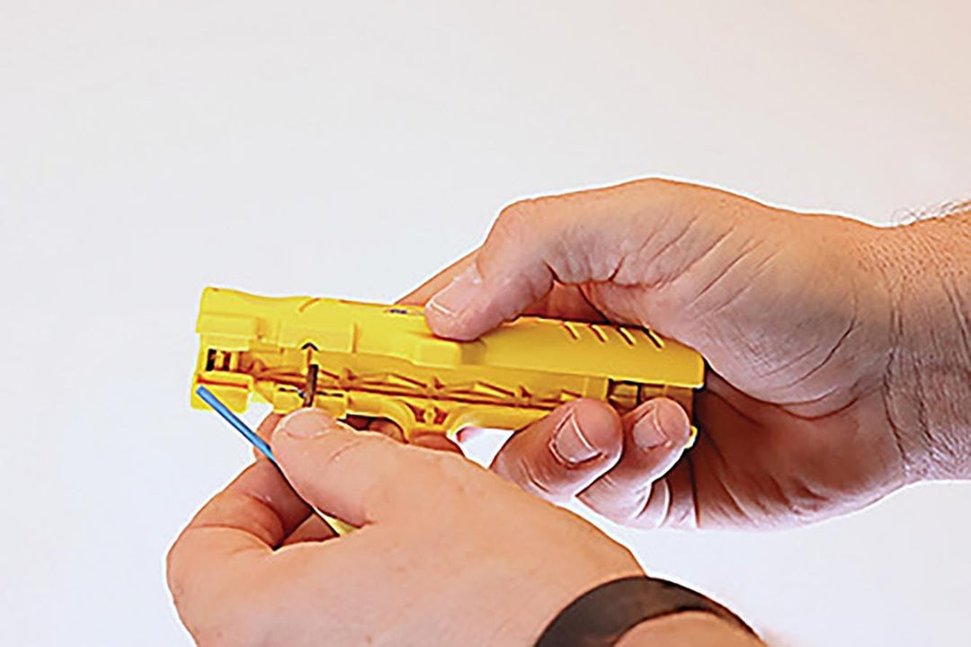 JOKARI®original Entmanteler AS-Interface Strip zum Abisolieren von Leitungen mit gummierter Aussenis