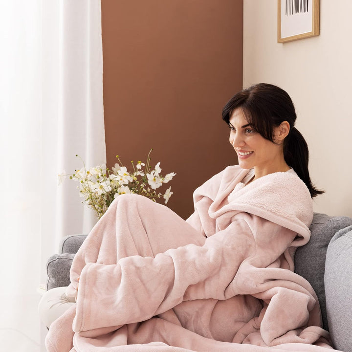 HOMELEVEL Decke mit Ärmeln 200 x 150 cm - XL Kuscheldecke zum Anziehen aus Microfaser - TV Wohndecke