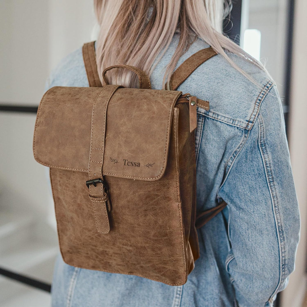 Lederrucksack für Damen, Herren und Kindern personalisierbar aus Kunstleder in braun, perfekter Tage