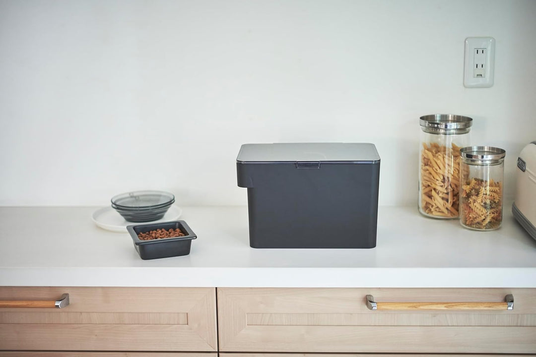 Yamazaki 5612 TOWER Behälter für Tierfutter mit Messbecher 6L, Trockenfutter: ca. 3,5kg, schwarz, AB