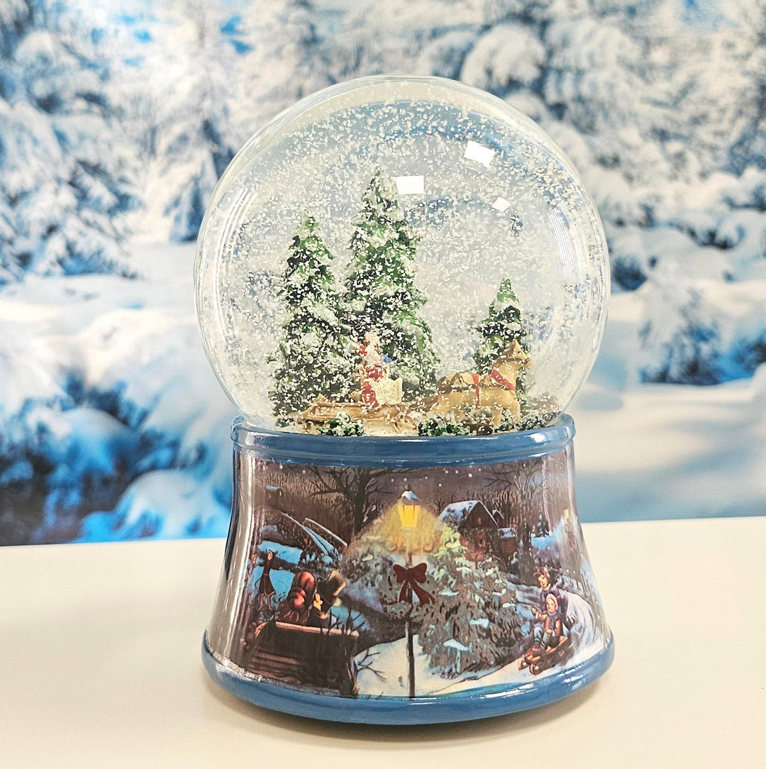 Schneekugel Weihnachten Spieluhr | Schlittenfahrt mit Christbaum | Sockel Winterlandschaft Eisläufer