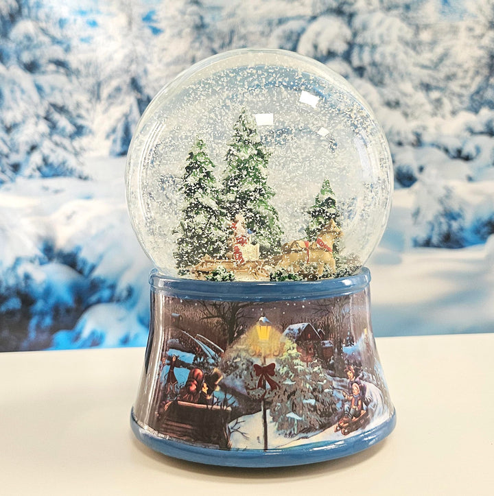 Schneekugel Weihnachten Spieluhr | Schlittenfahrt mit Christbaum | Sockel Winterlandschaft Eisläufer