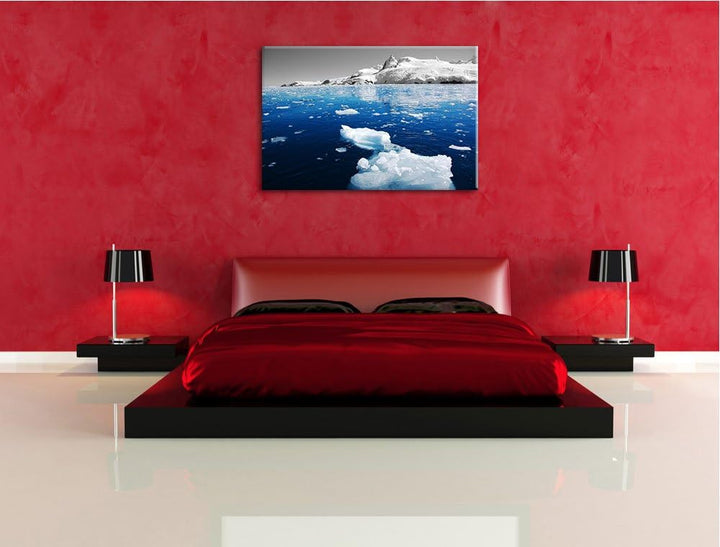 Eisbrocken im blauen Meer der Arktis schwarz/weiss Format: 100x70 auf Leinwand, XXL riesige Bilder f
