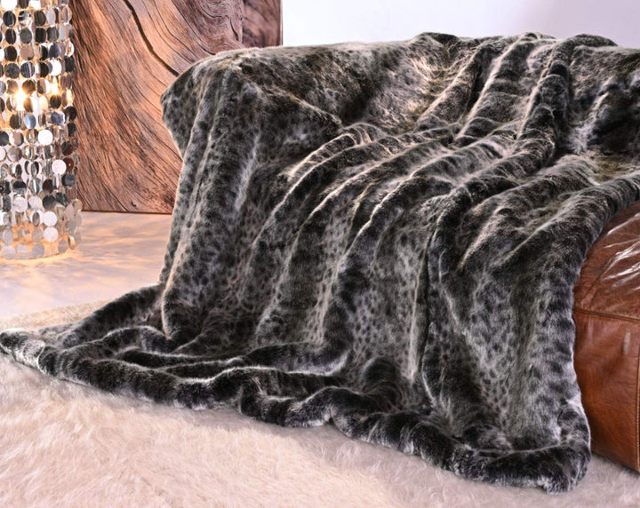 Wohnen & Accessoires GmbH & Co. KG Premium Felldecke Wildkatze grau 240x260cm Tagesdecke 240x260cm,