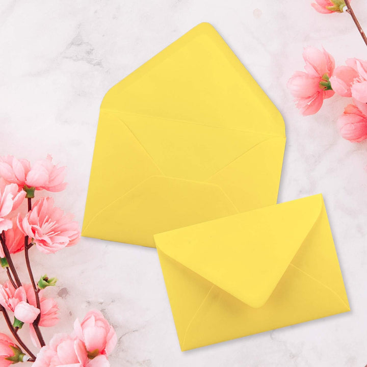 250x kleine Umschläge in Zitronengelb DIN C7 8,1 x 11,4 cm mit Spitzklappe und Nassklebung in 120 g/
