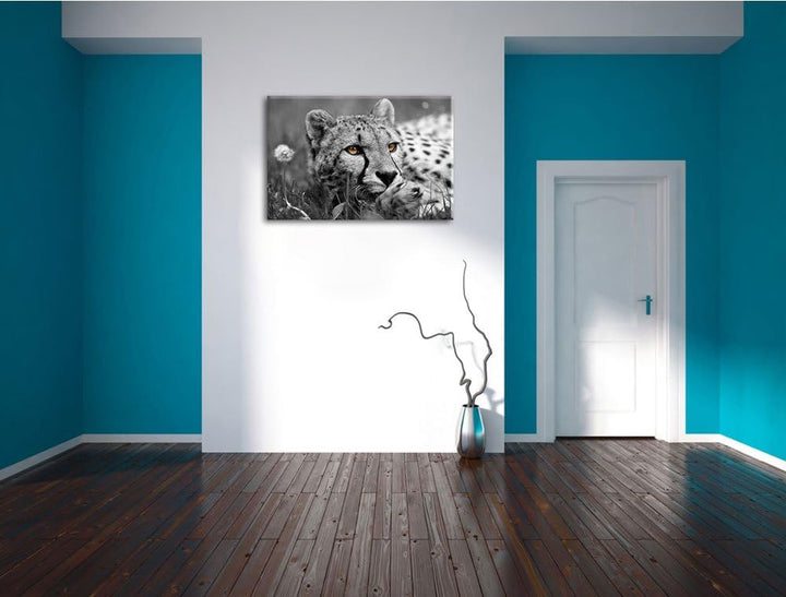 hübscher Gepard im Gras schwarz/weiss Format: 100x70 auf Leinwand, XXL riesige Bilder fertig gerahmt