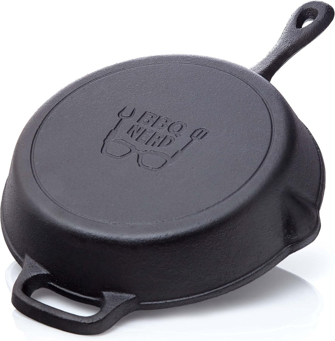 BBQ Nerd Grillpfanne Ø 25 cm 2600g mit Ausgiesser und Griff - Gusseisenpfanne zum Grillen, Rösten, A