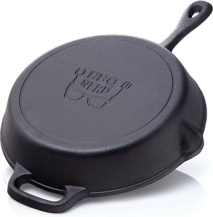 BBQ Nerd Grillpfanne Ø 25 cm 2600g mit Ausgiesser und Griff - Gusseisenpfanne zum Grillen, Rösten, A
