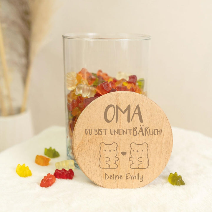 GRAVURZEILE Vorratsglas mit graviertem Holzdeckel - UnentBÄRlich Oma - Personalisiert mit Name - Kek