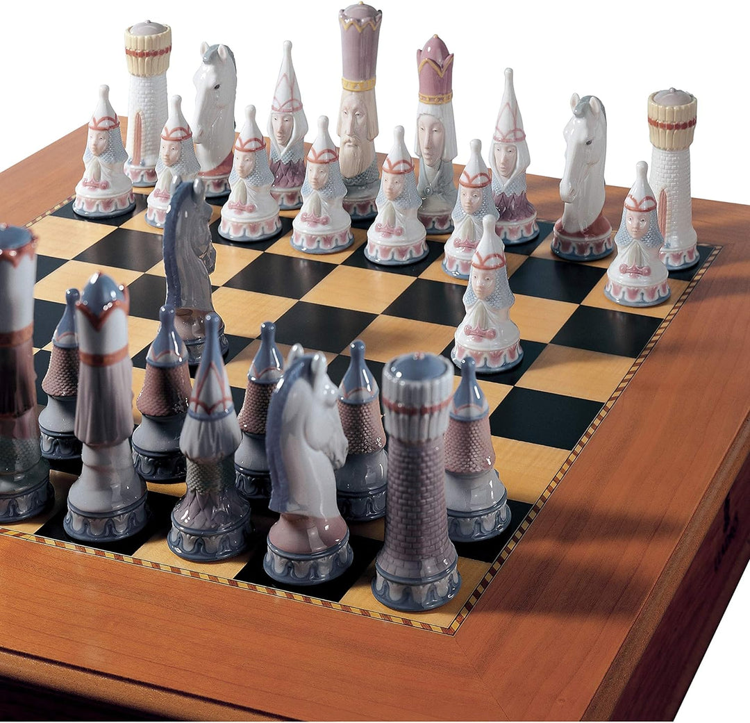 LLADRÓ Mittelalterliches Schachspiel, Komplett (Figuren + Box). Schachpiel. Porzellan.