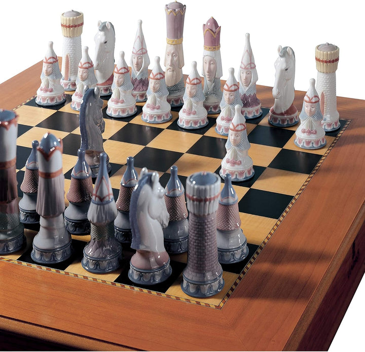 LLADRÓ Mittelalterliches Schachspiel, Komplett (Figuren + Box). Schachpiel. Porzellan.