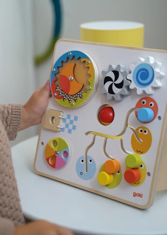 goki 59959 - Activity- und Motorikboard, Motorikspielzeug aus Holz mit Zahnrädern, Regenmacher, Schi