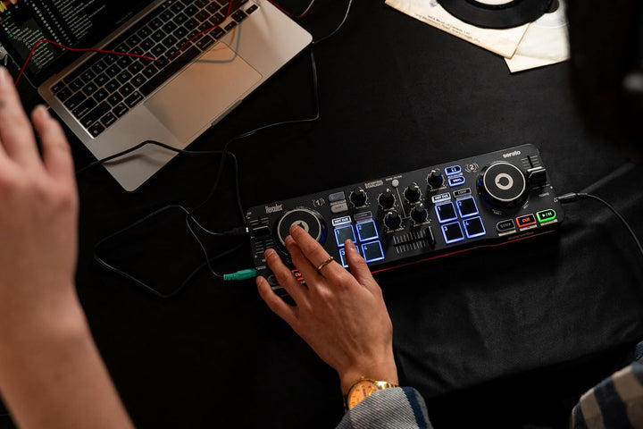 Hercules DJControl Starlight - Tragbarer 2-Deck DJ-USB-Controller mit 8 Pads, Serato DJ Lite Softwar