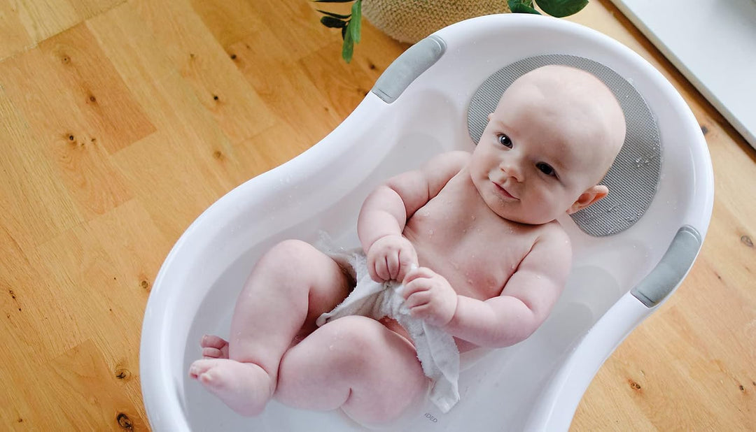 Nuby Baby-Badewanne mit integriertem Sitz und weicher Kopfstütze, Weiss/Grau