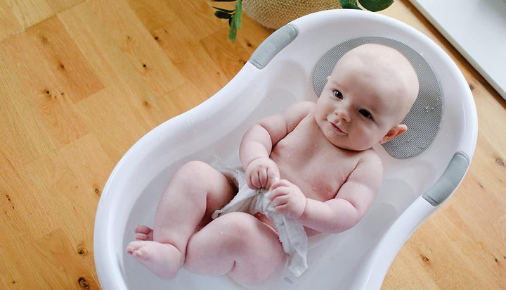Nuby Baby-Badewanne mit integriertem Sitz und weicher Kopfstütze, Weiss/Grau