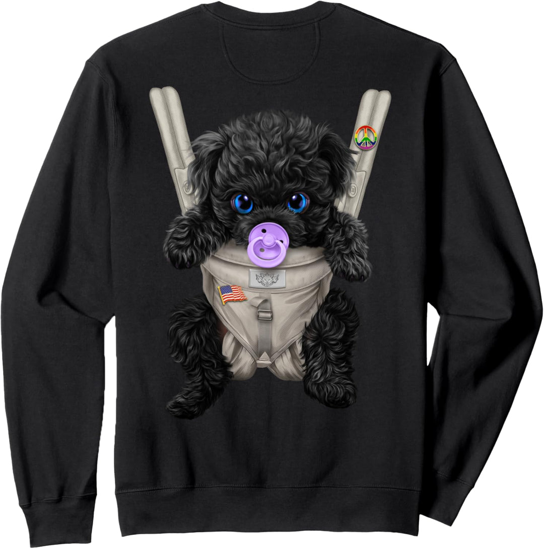 Schwarzer Pudelhund mit einem Schnuller in der Babytrage Sweatshirt