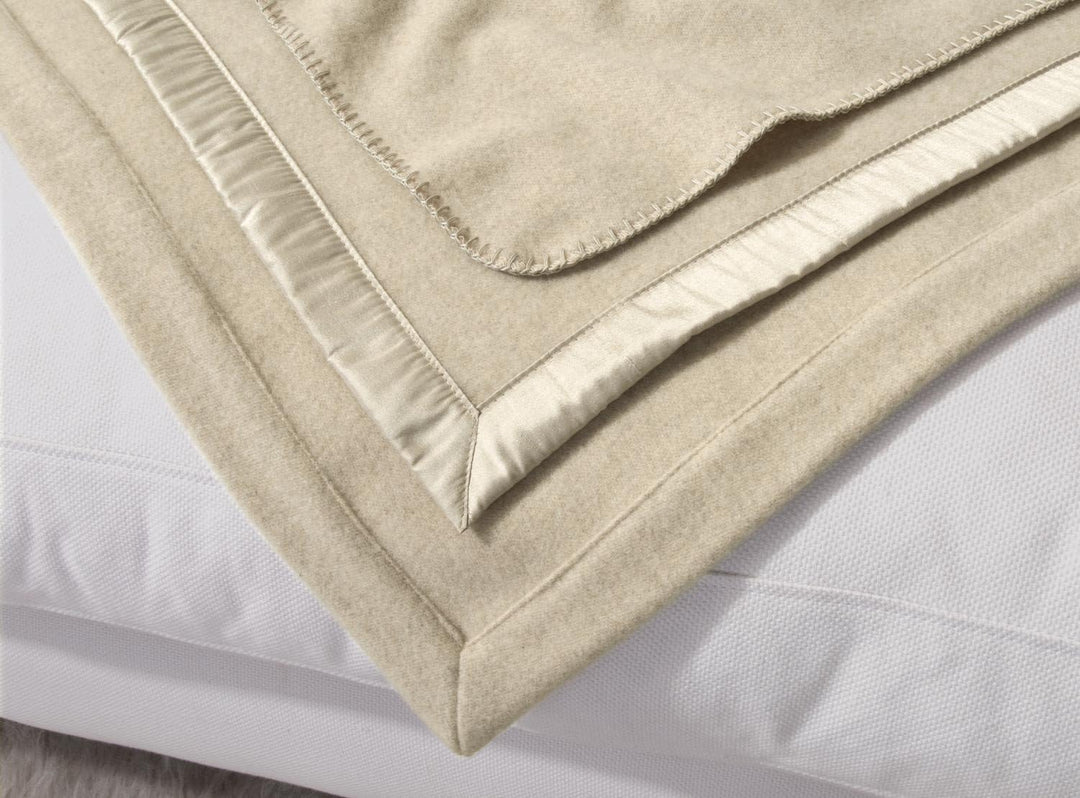 Wohnen & Accessoires GmbH & Co. KG Kaschmirdecke, Wolldecke aus 100% Kaschmir Amalfi Creme-beige 150