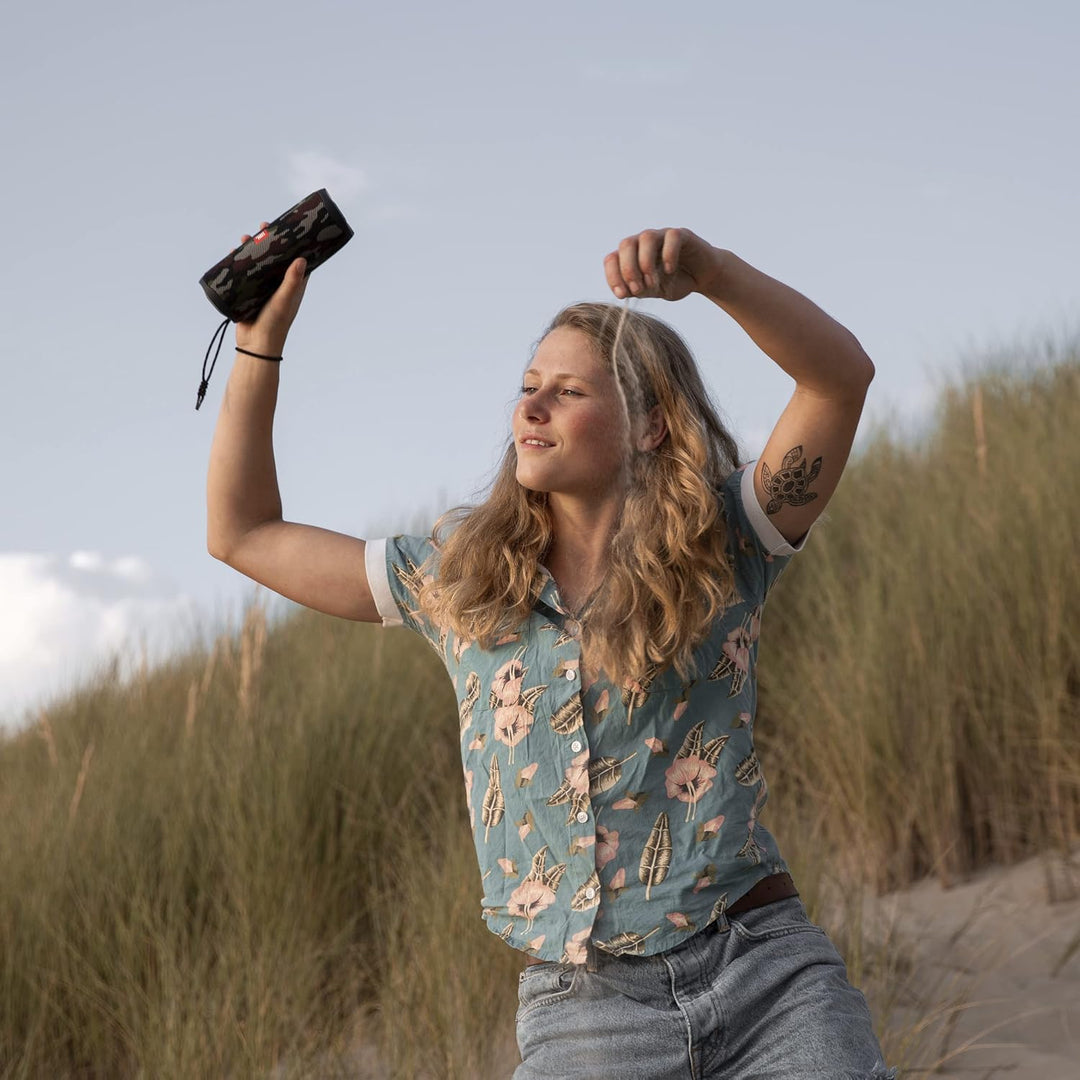JBL Flip 5 Bluetooth Box in Schwarz – Wasserdichter, portabler Lautsprecher mit umwerfendem Sound –