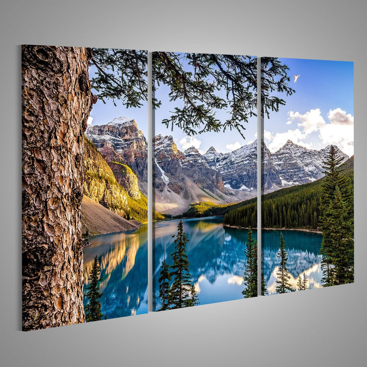 islandburner Bild auf Leinwand Landschaftsansicht des Morain Sees und des Gebirgszugs mit Baum im Vo