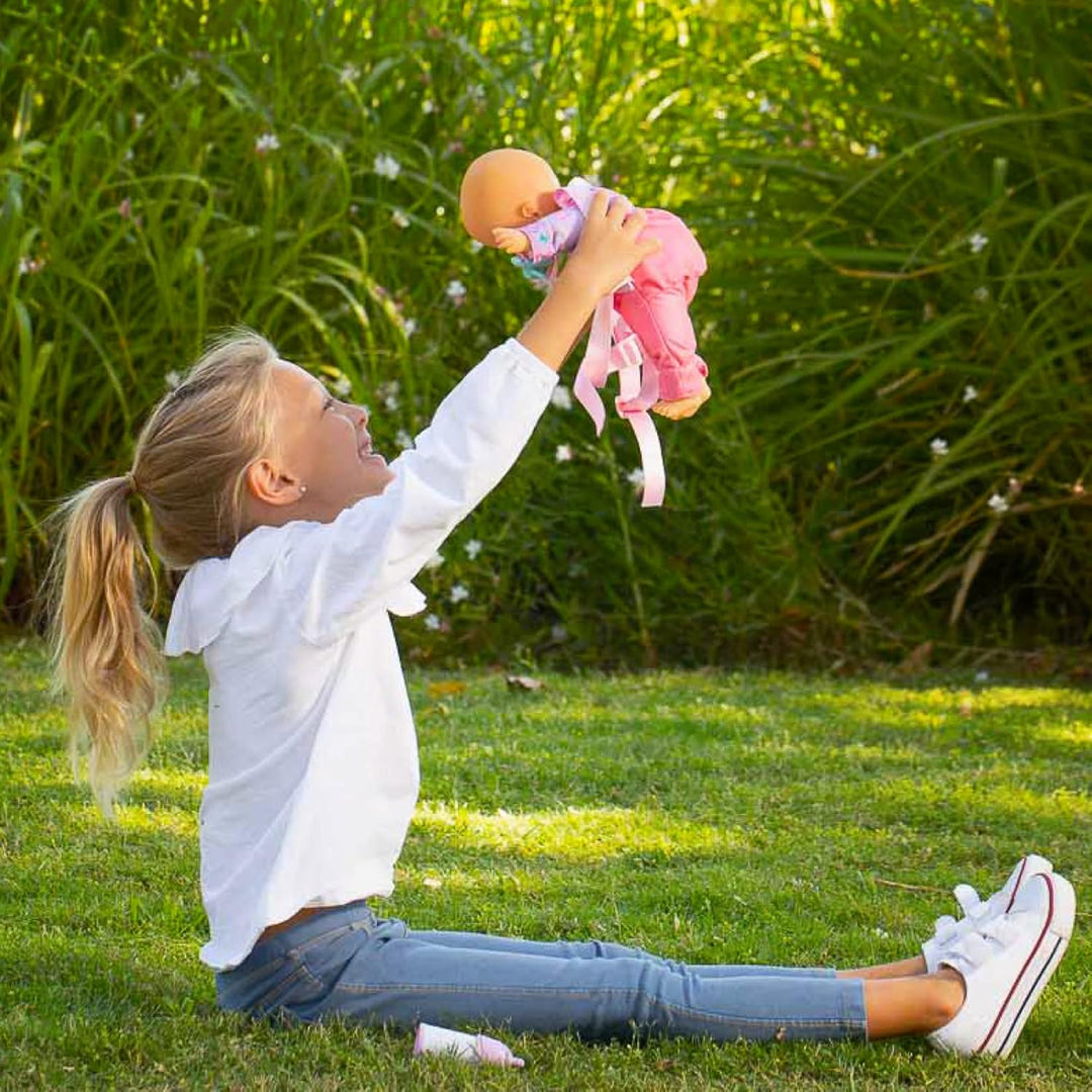 Nenuco - Spazieren gehen, Babypuppe 35 cm mit weichem Körper, Zubehör und Babytrage, um sie überall