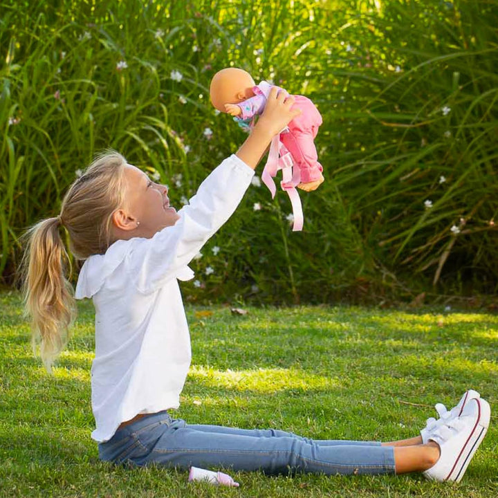 Nenuco - Spazieren gehen, Babypuppe 35 cm mit weichem Körper, Zubehör und Babytrage, um sie überall