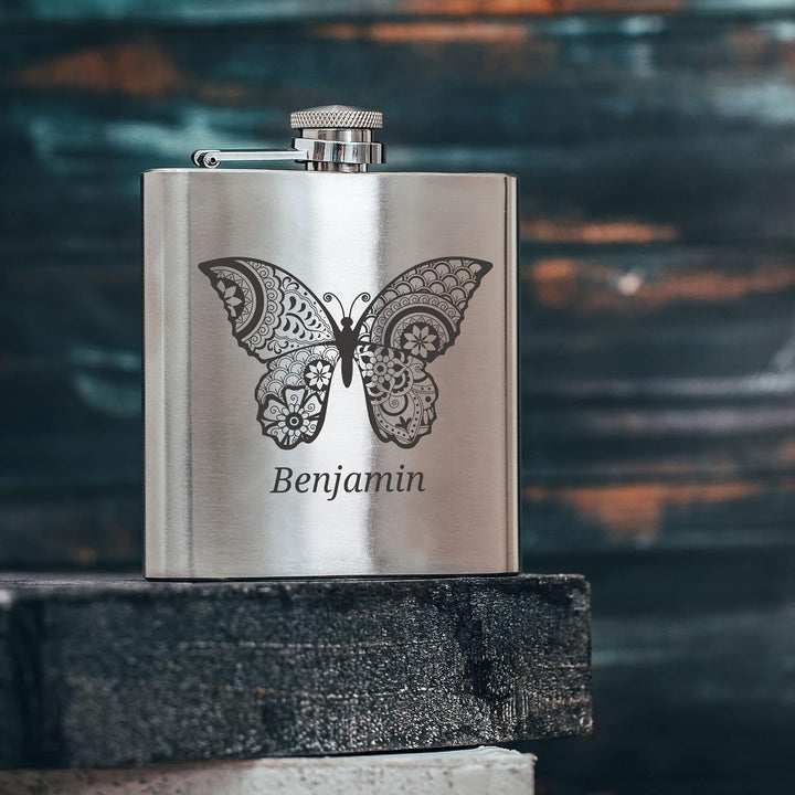 Personalisierbarer Edelstahl Flachmann mit Name | Schmetterling Zentangle Design, Taschenflasche mit
