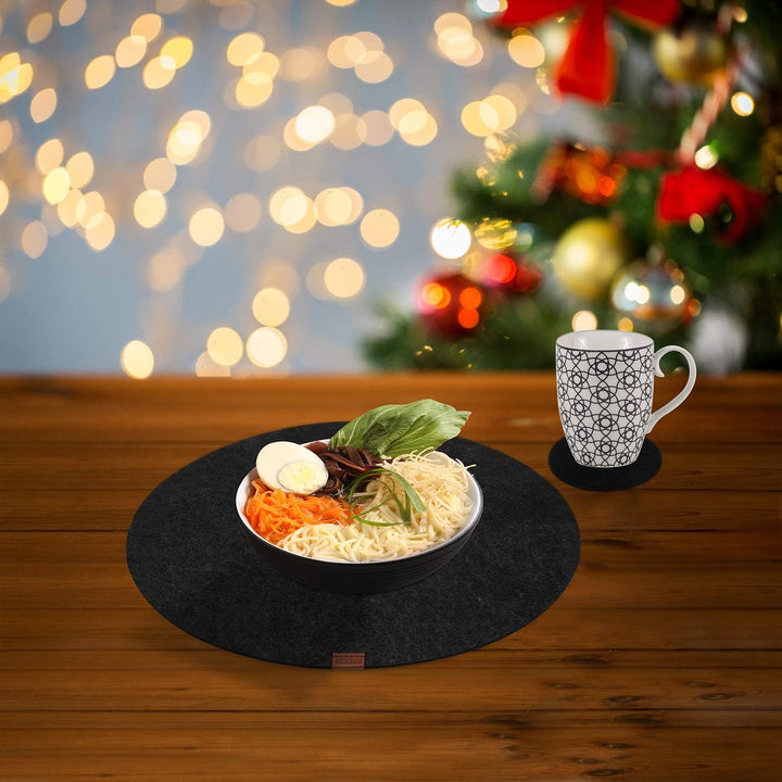 MIQIO® Design Runde Tischsets aus Filz abwaschbar | Mit Echtleder Markenlabel und Glasuntersetzer |