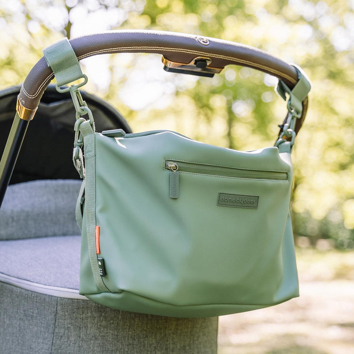 Done by Deer Kinderwagen Tasche – Wickeltasche Grün – Stroller Bag mit Haken für Kinderwagen, wasser