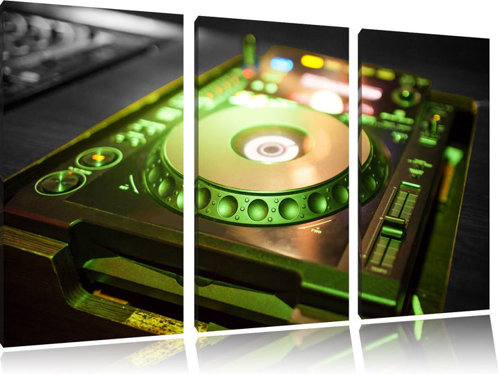 Pixxprint Grün beleuchteter DJ Pult als Leinwandbild | Grösse: 3 Teilig (120x80) | Wandbild| Kunstdr