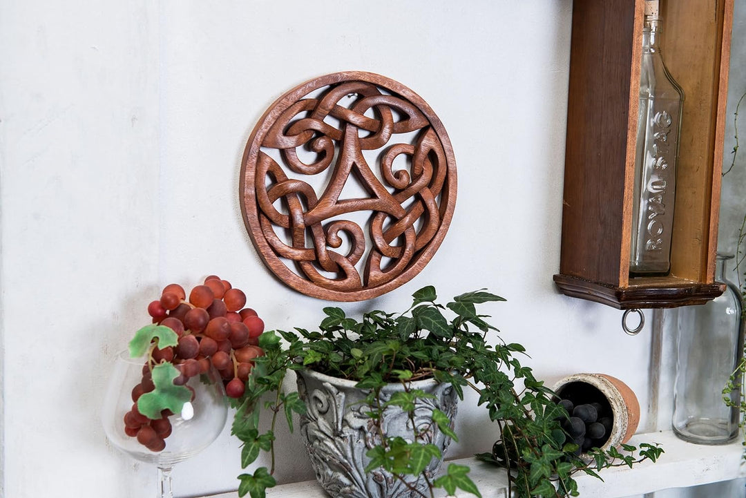 Windalf Handmade Celtic Wanddeko Alesia Ø 22 cm Keltische Triskele Irische Deko Geschnitzes Ornament