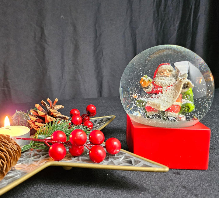 Schneekugel Weihnachten | Weihnachtsmann Geschenkeliste | Sockel rot | Höhe: 12cm Breite 10 cm | 202