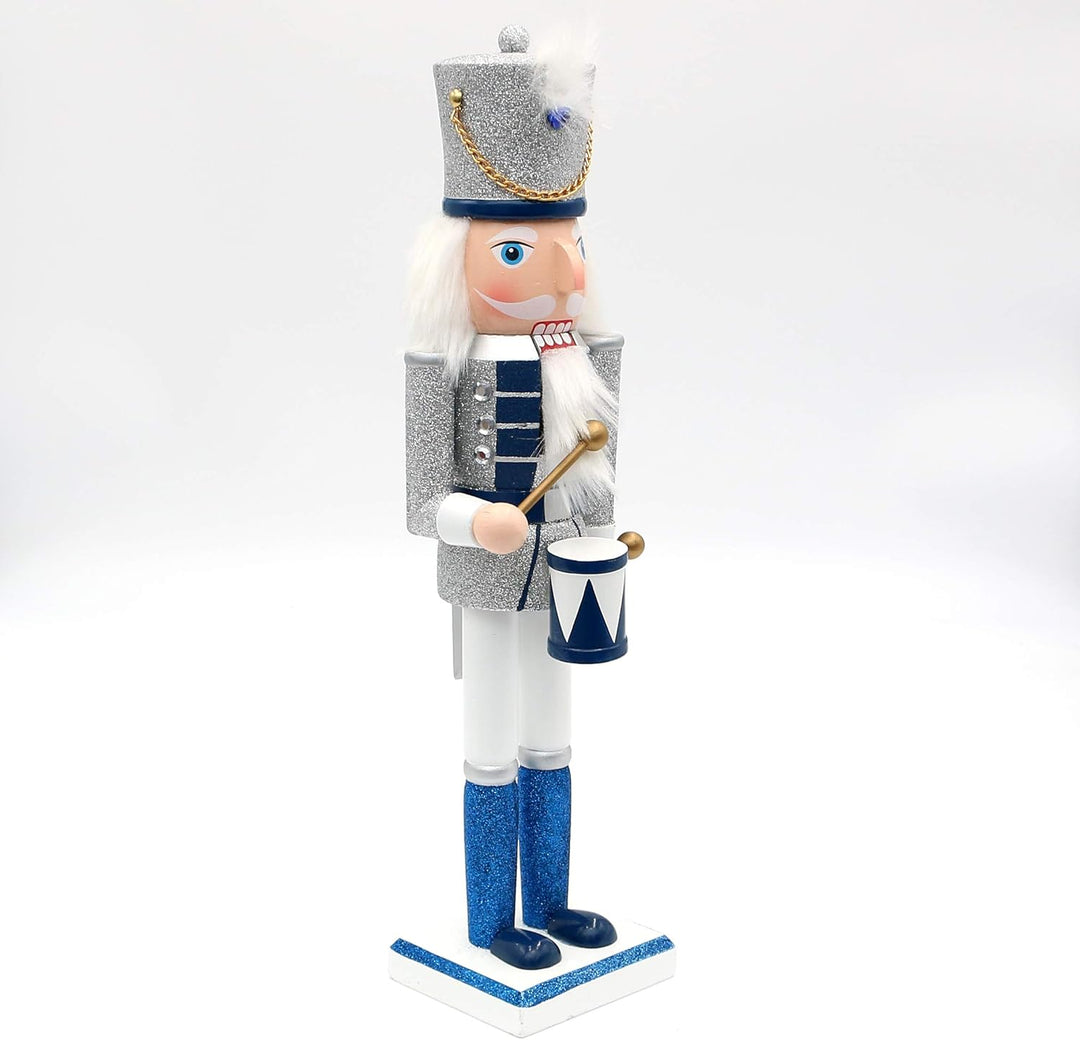 Dekohelden24 Holz Nussknacker Trommler in Silber/blau/weiss, mit Glitter, Masse L/B/H: 10 x 9 x 38 c