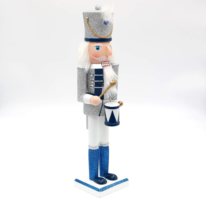 Dekohelden24 Holz Nussknacker Trommler in Silber/blau/weiss, mit Glitter, Masse L/B/H: 10 x 9 x 38 c
