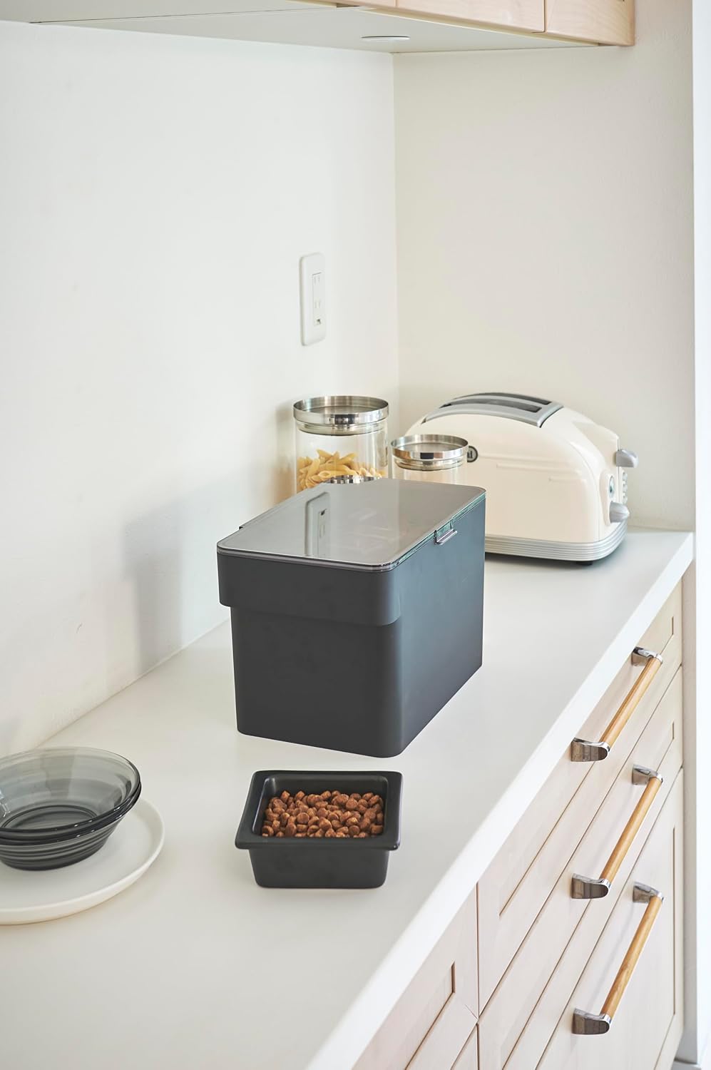 Yamazaki 5612 TOWER Behälter für Tierfutter mit Messbecher 6L, Trockenfutter: ca. 3,5kg, schwarz, AB