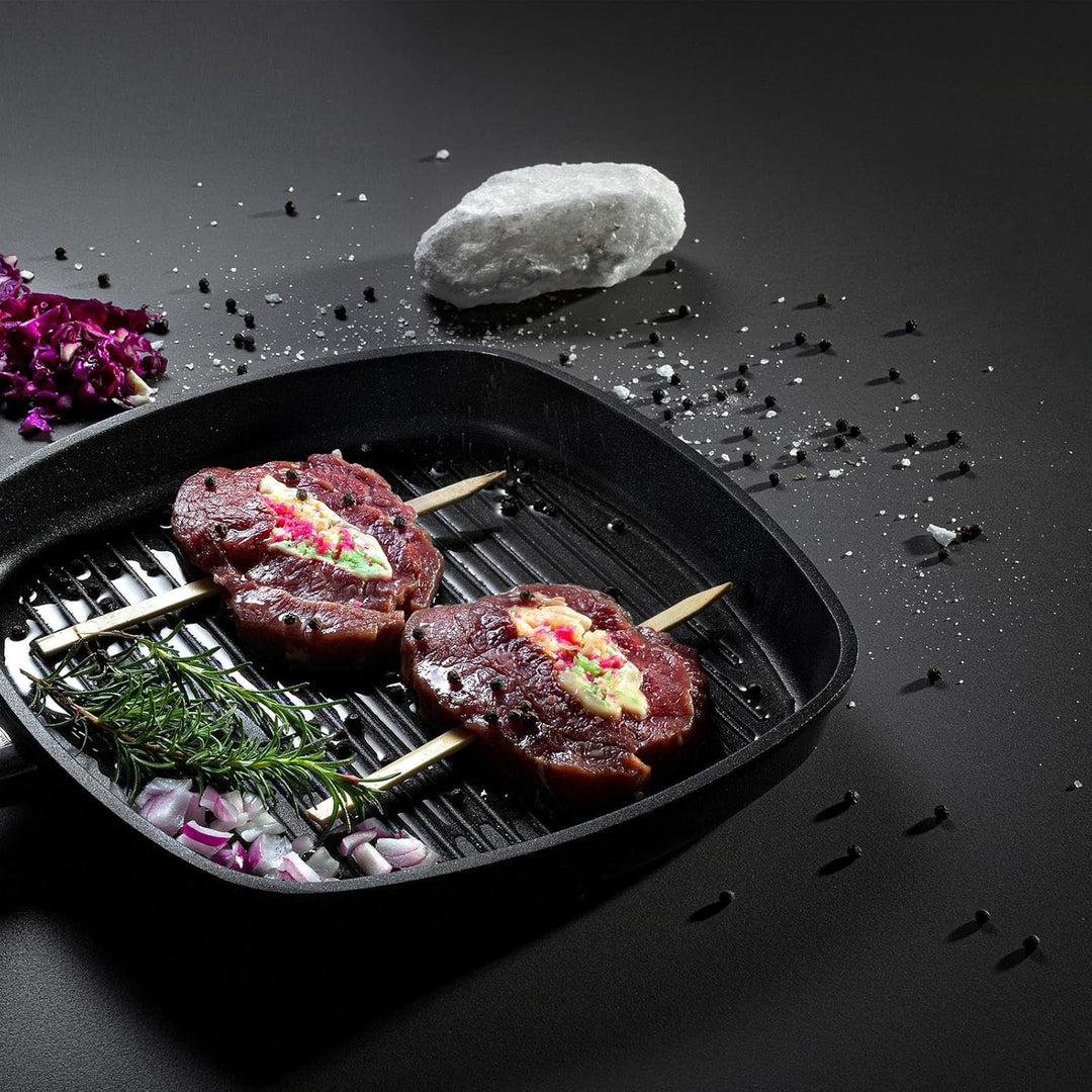 SKK viereckige Grillpfanne 26x26 cm - induktionsgeeignet - flache eckige Antihaft Steakpfanne geripp