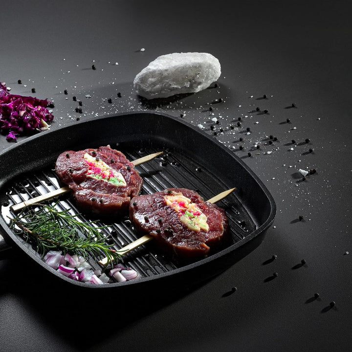 SKK viereckige Grillpfanne 26x26 cm - induktionsgeeignet - flache eckige Antihaft Steakpfanne geripp