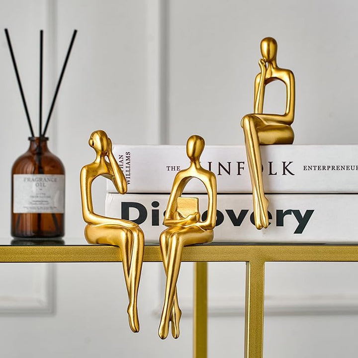XYQXYQ Sitzende Figur, Abstrakte Skulptur Einer Denkenden Person auf einem Bücherregal, Goldfigur De