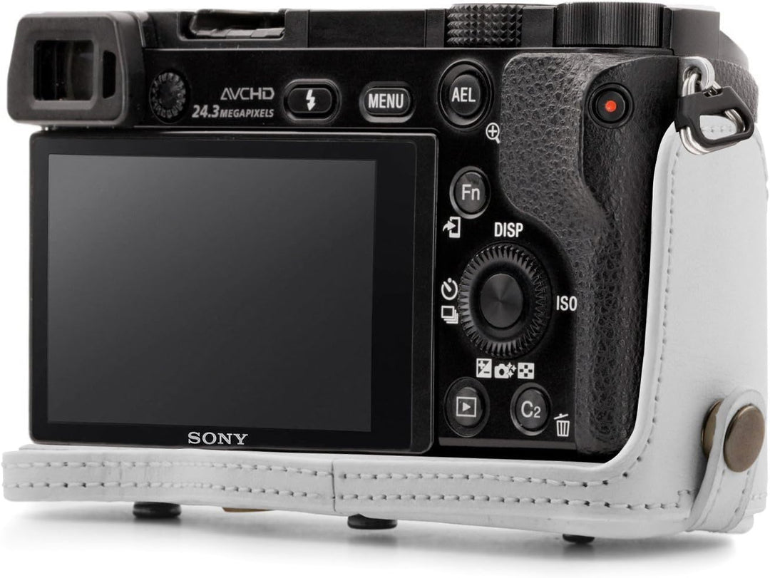 MegaGear Sony Alpha A6300, A6000 (16-50 mm) Ever Ready Leder Kamera-Case mit Trageriemen und Batteri