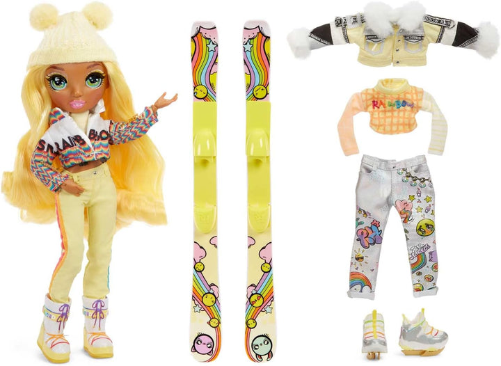 Rainbow High Winter Break Sunny Madison-Gelbe Modepuppe mit 2 Outfits, Skiausrüstung und Puppenständ